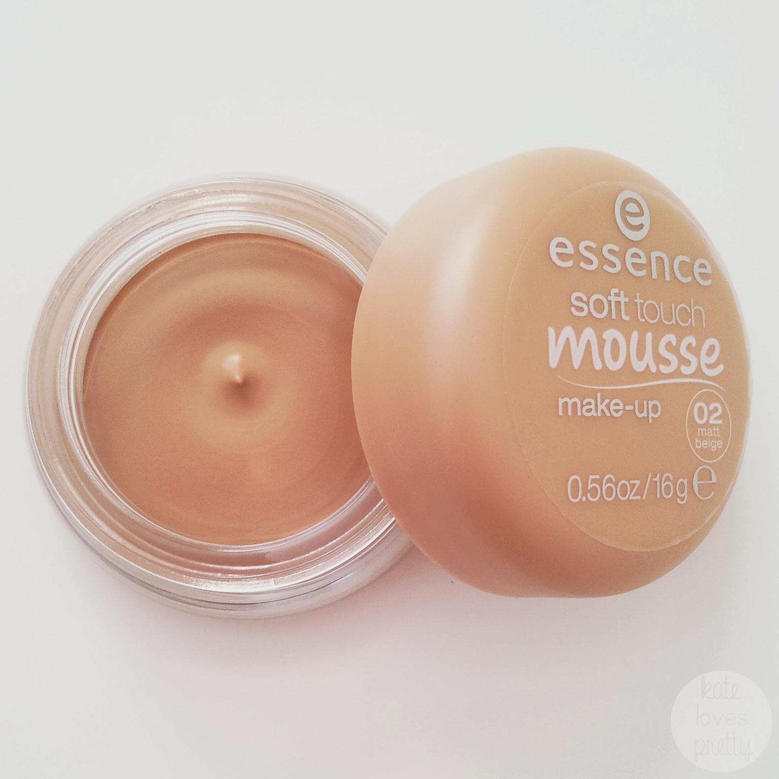 Essence soft touch. Эссенс мусс тональный. Тональный мусс Эссенс 01. Mousse Essence 03. Мусс Essence Soft Touch.