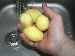Картофель очищается и промывается