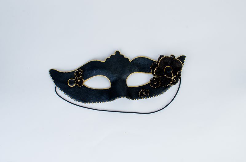 Создаем из кусочка кожи карнавальную маску «Весь мир — театр...», фото № 11