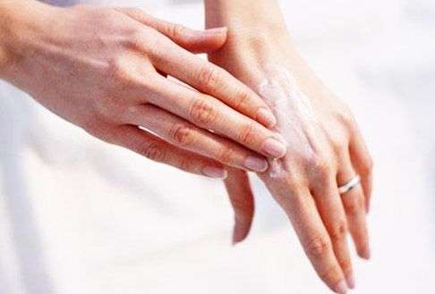Шелушение рук – причины появления и способы устранения
