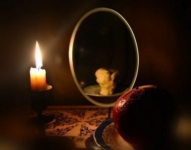 Обряд с зеркалом и яблоком