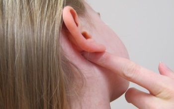 Что делать если у взрослого за ухом мокнет и шелушится