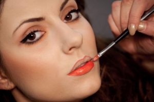  Персиковая помада на губах – фото и варианты макияжа