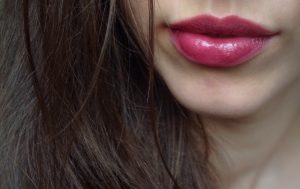 Помада для тонких губ – какой цвет вам подойдёт?