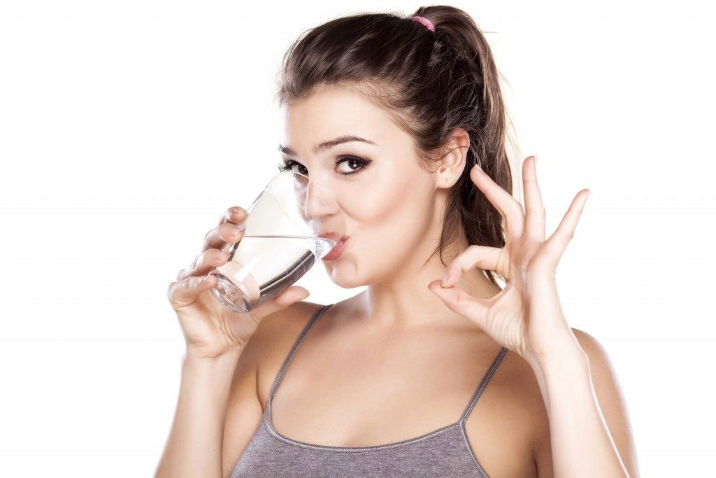 девушка пьет воду в стакане диета малышевой