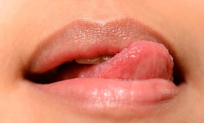 губы шелушатся и трескаются почему и что делать 