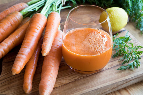 Морковный сок - самый привычный нам источник каротина