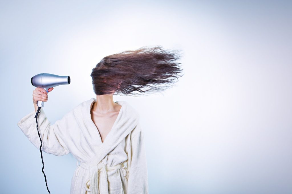Частое использование фена и инструментов для горячей укладки может стать причиной жирности волос
