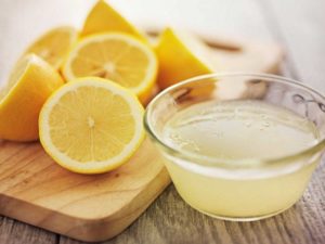 Разрезанный лимон и сок