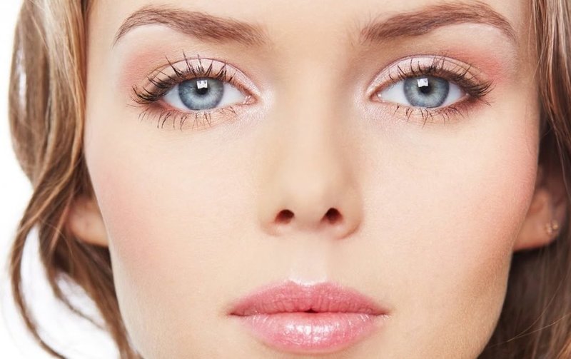 Нежно-розовый макияж для голубых глаз