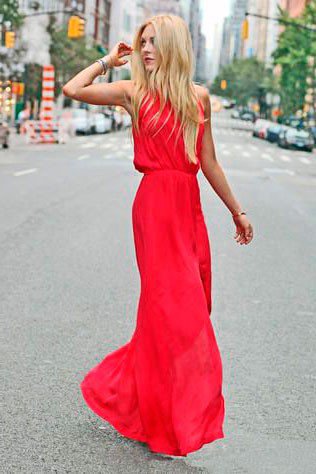 Девушка в длинном, красном платье из шифона в пол