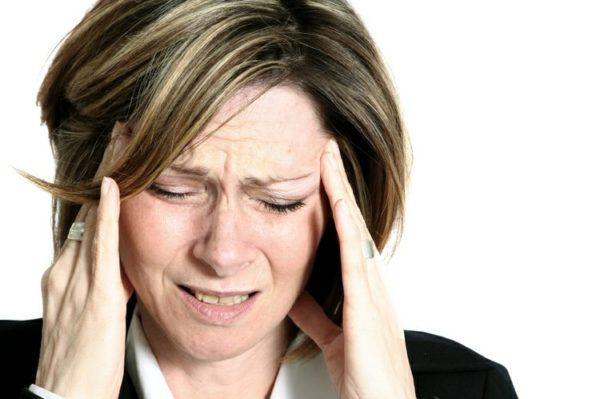 Болит голова у женщины