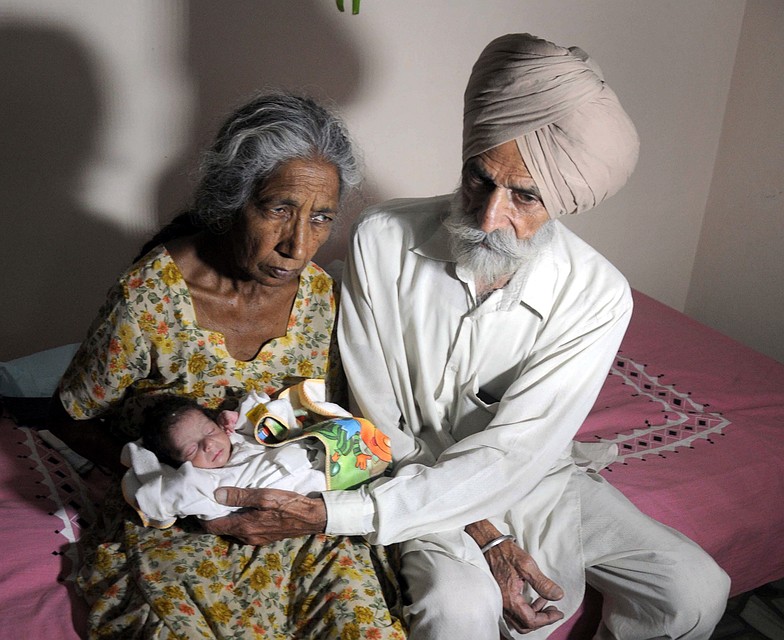 Далджиндер Каур - самая старая мать на планете. Ее мужу 79 лет. Фото: GLOBAL LOOK PRESS