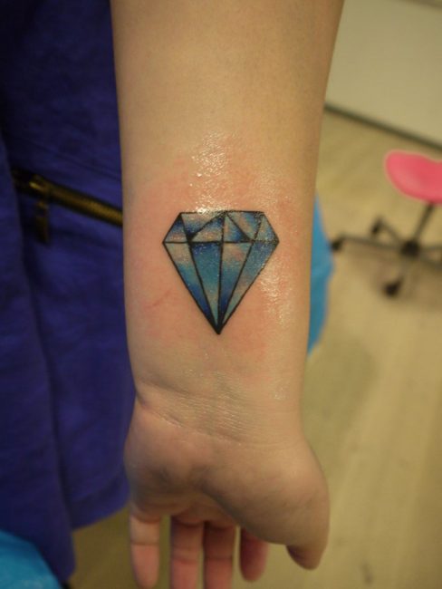 Татуировка бриллиант в стиле "олд-скул"