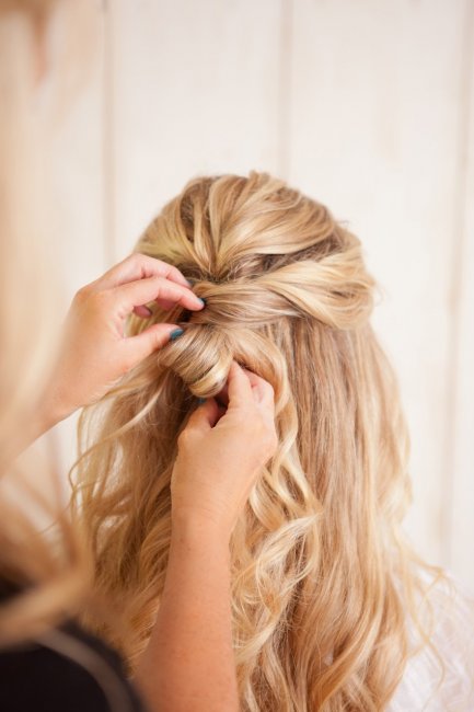 Создайте петлю из центральных волос