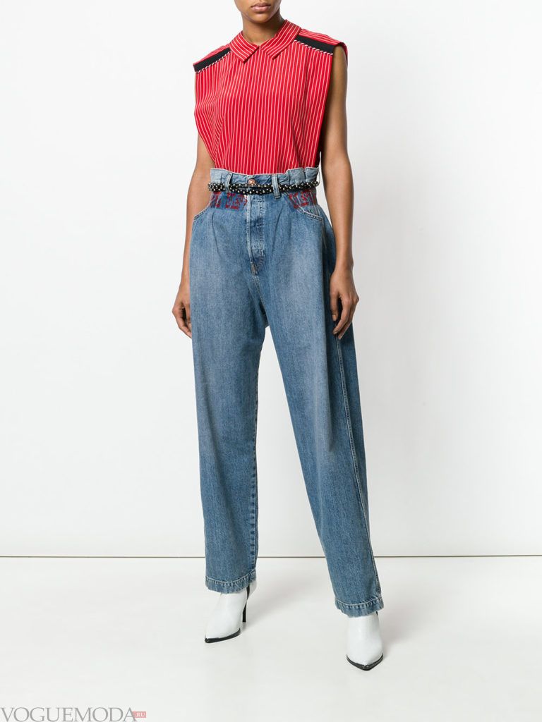 джинсы с высокой талией и красный топ