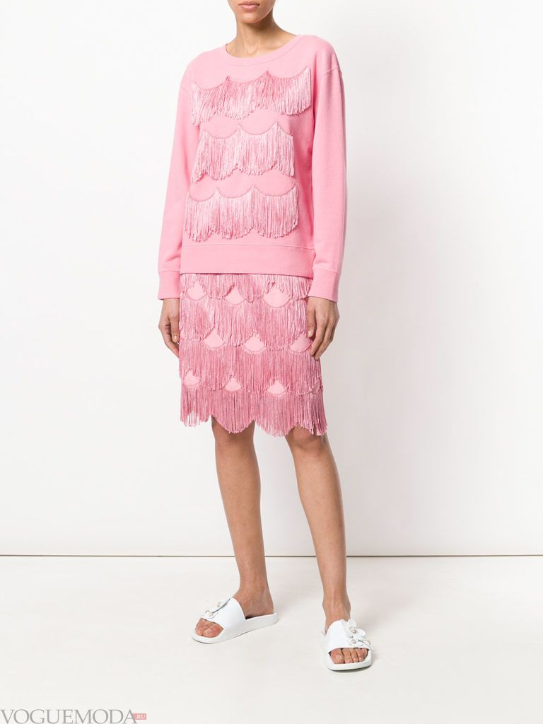 розовая юбка с бахромой и свитшот