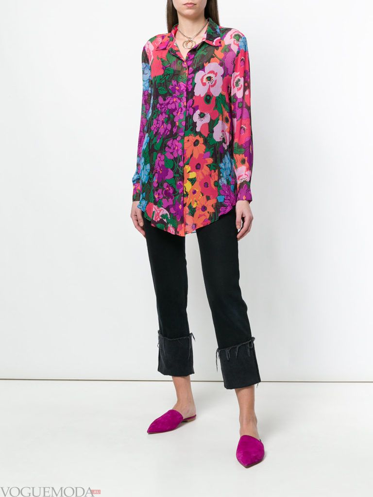 блузка с цветочным принтом и черные брюки