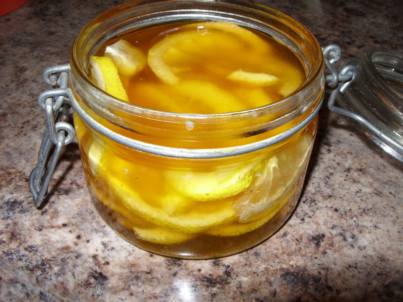 Мед с оливковым маслом и кусочками лимона