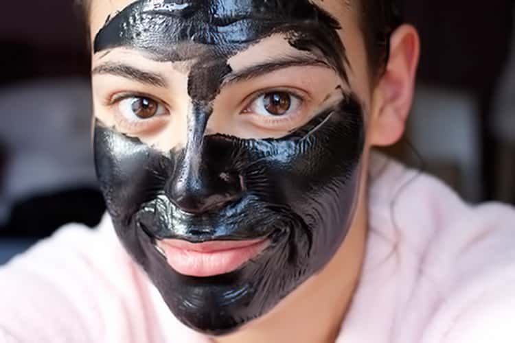 Все о том как наносить черную маску на лицо
