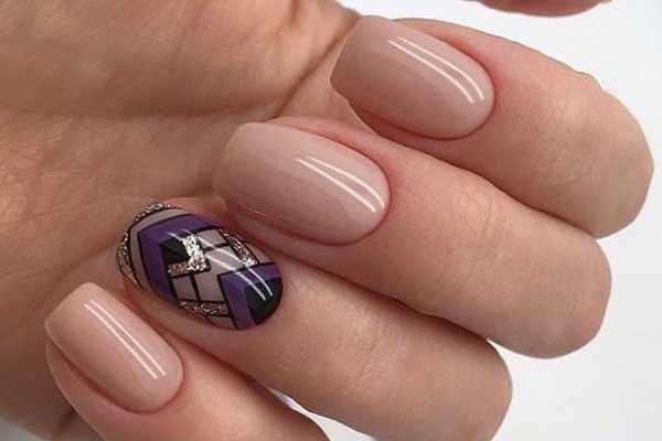 Модный дизайн ногтей в бежевых тонах для деловой девушки