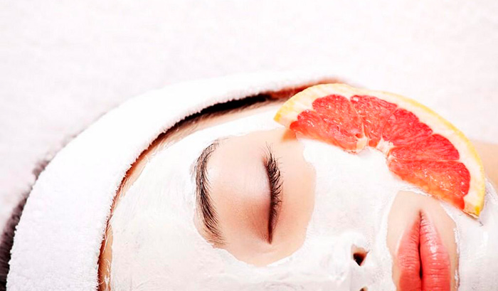 Удаление возрастных пятен на лице с помощью маски с грейпфрутом