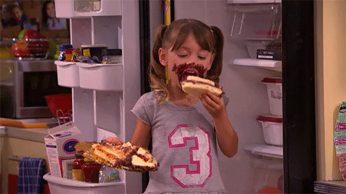 День рождения девочка ест торт