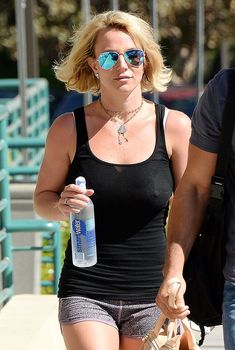 Красотка Бритни Спирс гуляет без лифчика в Westlake Village, 01.10.2014
