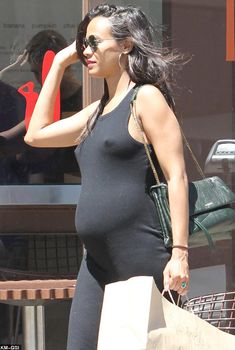 Крупные соски беременной Зои Салдана торчат сквозь платье на прогулке, 2014