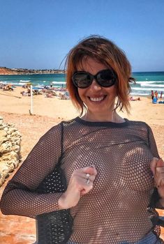 Привлекательная Наталья Штурм показала голую грудь в Испании, 2017